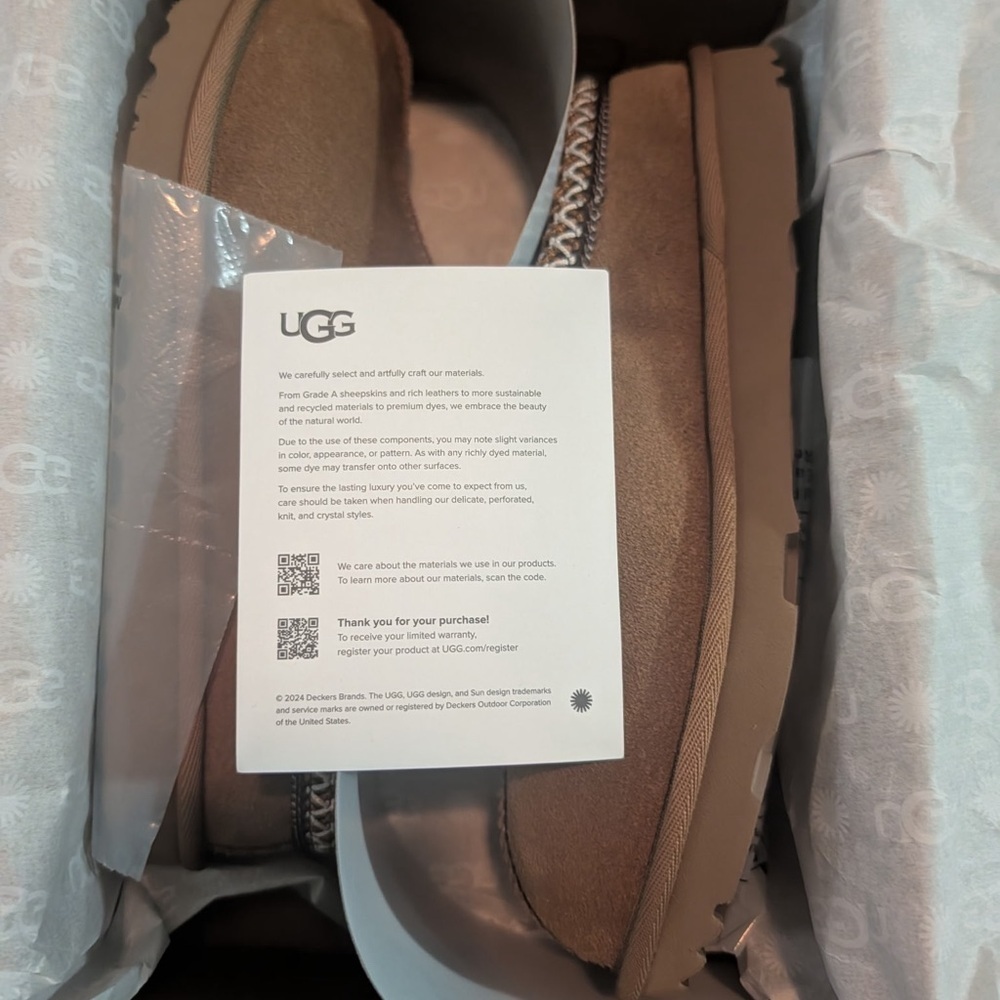 Ugg women’s Tasman size 7 women’s or 5 kids in chestnut New In Box - Picture 5 of 7